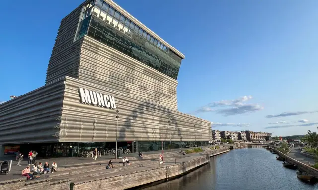 Nowoczesne muzeum narodowe Oslo, Munch, lśni w słońcu nad wodą.