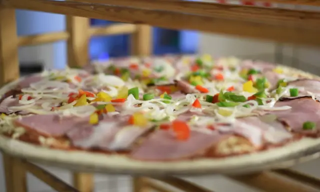 Kolejnosc skladnikow na pizze: szynka, cebula, papryka.