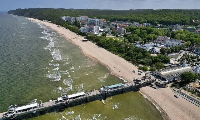 Miejscowości nad Bałtykiem na Pomorzu Zachodnim: plaża, molo, hotele i las.