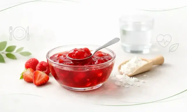 Miseczka z owocowym kisielem, łyżeczka, maliny, truskawki i skrobia. Zastanawiasz się nad kisiel kcal?