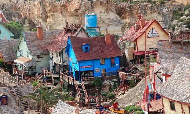 Pueblo de pescadores en Malta con casas coloridas y escaleras de madera. Un lugar ideal para visitar con niños.