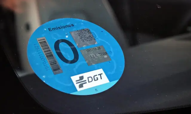 Etiqueta eco DGT en parabrisas. Vehículo eléctrico, listo para circular por la zona azul de Barcelona.