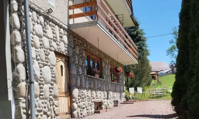 Kamienny pensjonat Janina Rzepka. Sprawdź cennik i zarezerwuj pobyt w malowniczej okolicy.