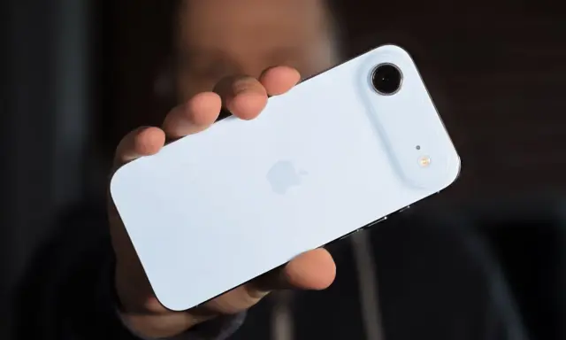 Jasny tył telefonu, prawdopodobnie iPhone 17 Air, z widocznym logo Apple i modułem aparatu.