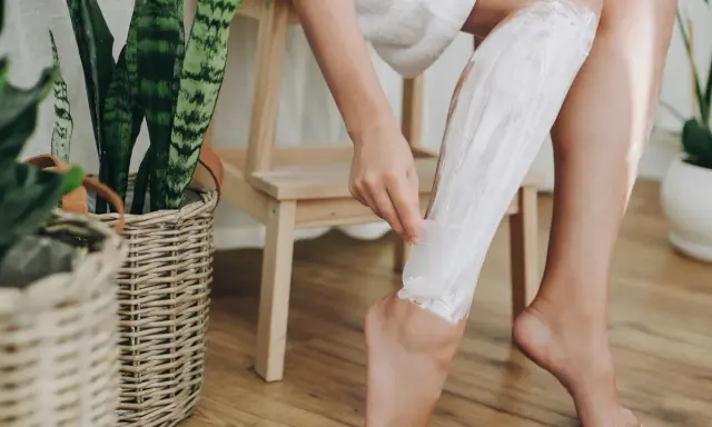 Męskie golenie nóg: Po co, jak i co na to kobiety?
