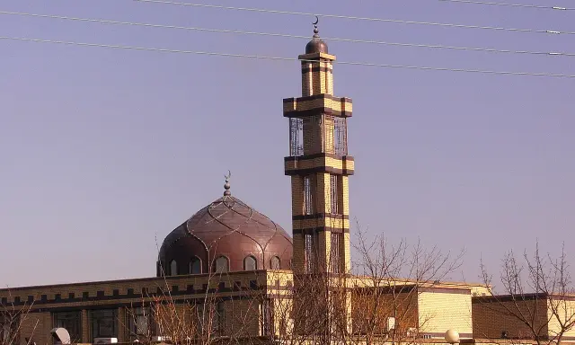 Moschee mit Kuppel und Minarett, ein Ort der Ruhe, wie sure 2 vers 216 lehrt.