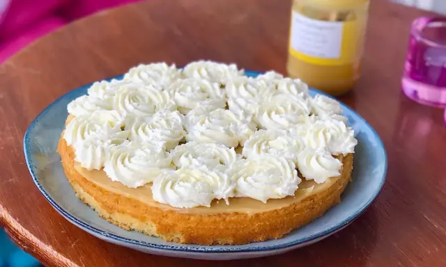 En saftig tårta med fluffig grädde och en härlig citronfyllning. Perfekt att baka med citron till fikat.