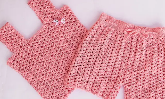 Conjunto de top y pantalón corto de crochet rosa para niña. El pantalón corto tiene un cordón para ajustar.