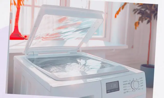 Machine à laver avec le couvercle ouvert, remplie d'eau. Un problème d'arrivée d'eau est visible.