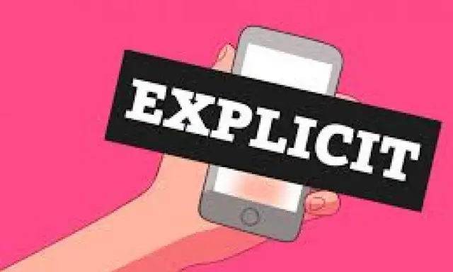 Mano che tiene uno smartphone con la scritta "EXPLICIT". Immagine che allude a esempi di sexting.