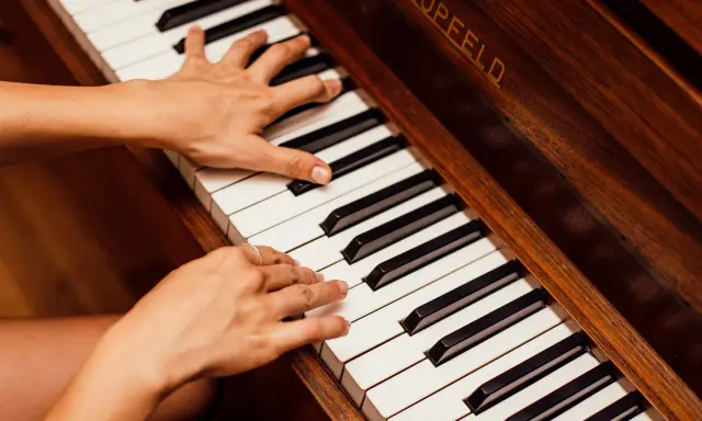 Sekret fortepianu: Dlaczego to instrument strunowy uderzany?