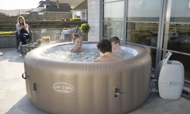 Jacuzzi Lay-Z-Spa Palm Springs: Opinie, koszty, czy warto?