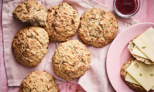 Här är ett enkelt frallor recept: nybakade, gyllene frallor med frön, redo att avnjutas med ost och sylt.