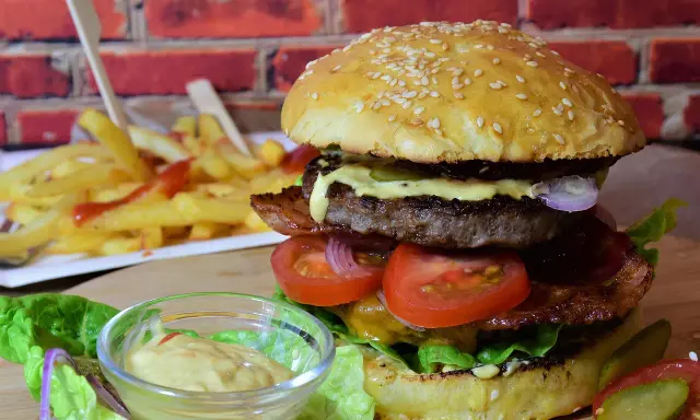 Soczyste mięso na burgery, świeże warzywa i chrupiące frytki tworzą idealny zestaw.