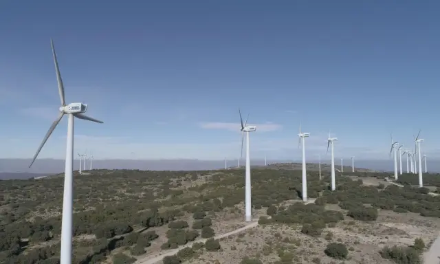 Windpark in Griechenland: Viele Windräder auf einem Hügel, die saubere Energie für Griechenland erzeugen.