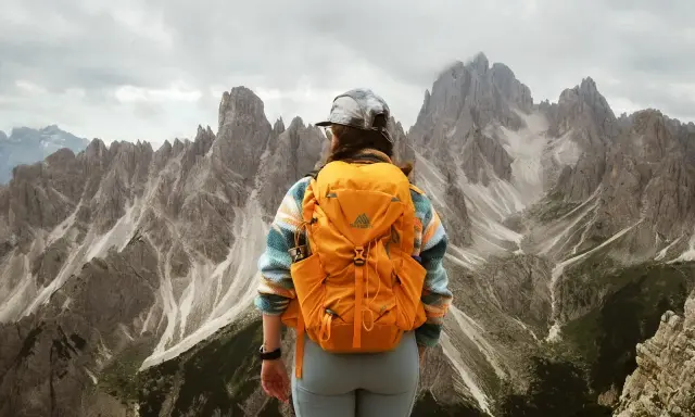 Widok na majestatyczne Cadini di Misurina z plecakiem na plecach.