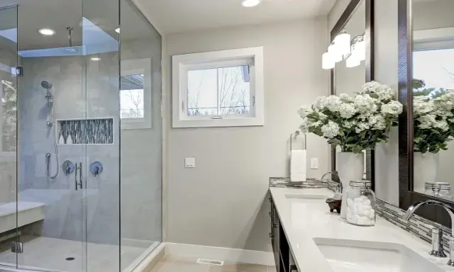 Modernes Badezimmer mit freistehender Wanne und Glasdusche. Die Dusche zu sanieren war eine gute Idee, um diesen Raum aufzuwerten.
