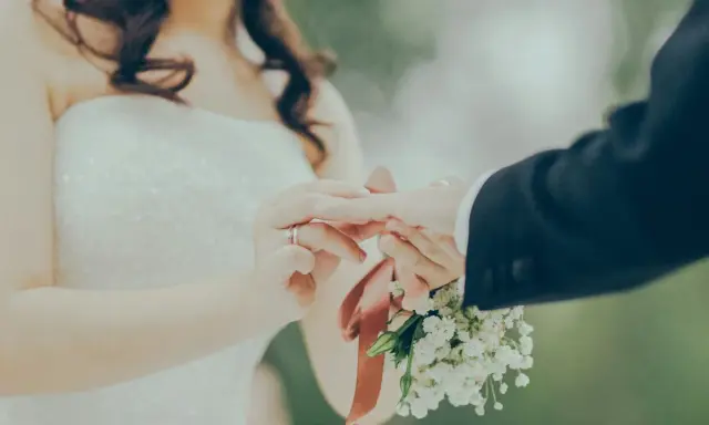 Novia pone anillo a novio, un momento íntimo que inspira votos matrimoniales ejemplos.