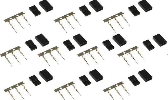 Mehrere Sätze von Steckern mit 3 Stiften und schwarzen Gehäusen, bereit für elektrische Verbindungen.