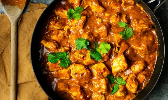 Aksamitny kurczak w sosie curry, gotowy w mgnieniu oka. Prosty przepis na pyszny obiad.