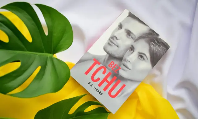 Okładka książki "Bez tchu" K.A. Figaro, otoczona zielonymi liśćmi monstery i żółtym materiałem. Historia, która zapiera dech w piersiach.