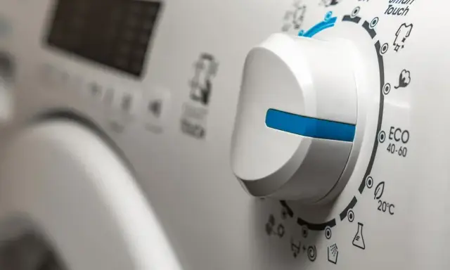 Manopola bianca con indicatori per programmi di lavaggio, tra cui "Smart Touch" e "ECO 40-60". Ideale per il lavaggio delicati lavatrice.