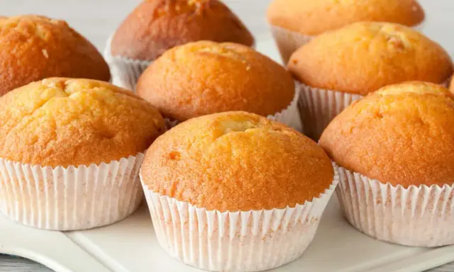 Puszyste muffinki dla dzieci, idealne na drugie śniadanie lub deser. Apetyczne babeczki w papierowych foremkach.