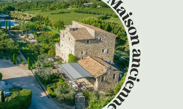 Magnifique maison provençale en pierre, entourée de jardins luxuriants, de vignobles et d'une piscine.