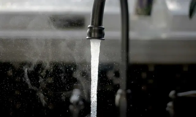 Un robinet verse de l'eau. Vous vous demandez comment connaitre la dureté de l'eau dans sa commune ? Renseignez-vous auprès de votre mairie ou sur le site de votre distributeur d'eau.