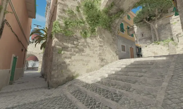 Kamienna ścieżka i schody w klimacie tuscan cs go, z widokiem na latarnię morską i budynki.