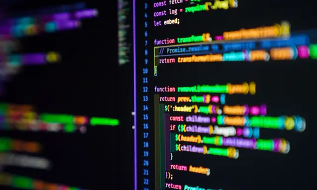 Kolorowy kod JavaScript, z podświetlonymi fragmentami, w tym `toLowerCase()`.