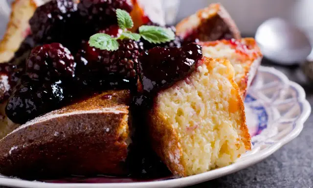 Pyszne, bardzo szybkie ciasto z niczego, udekorowane jeżynami i listkami mięty. Idealne na deser.