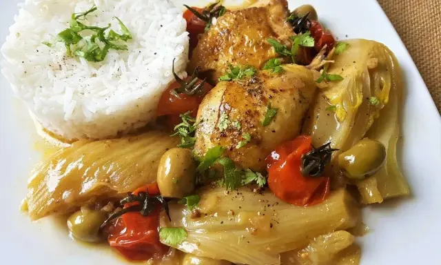Délicieuse recette raffinée avec du poulet, riz, fenouil braisé, tomates cerises et olives. Un plat savoureux qui évoque la Provence.