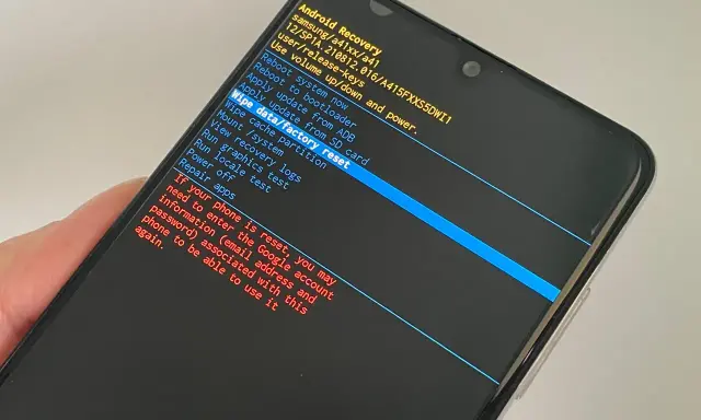 Ekran telefonu Samsung z menu Android Recovery. Wyświetlona opcja "Wipe data/factory reset" pokazuje, jak zresetować telefon Samsung do ustawień fabrycznych.