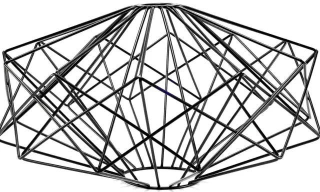 Geometryczny abażur druciany w kształcie diamentu. Nowoczesna, ażurowa konstrukcja z czarnego metalu.