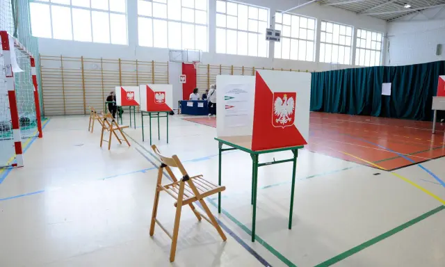 Puste krzesła czekają na wyborców w sali gimnastycznej, która służy jako lokal wyborczy.