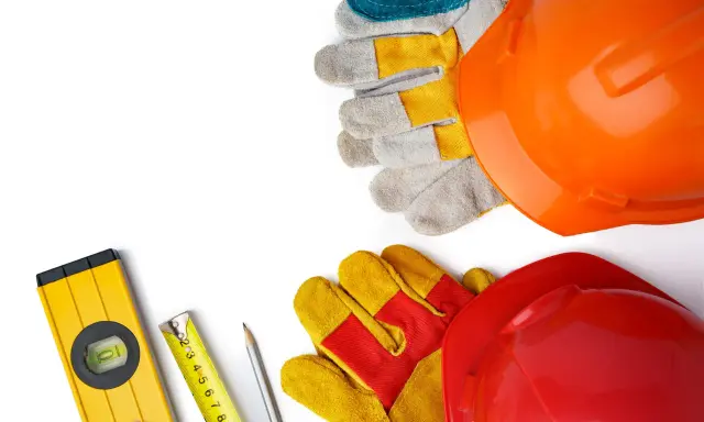 Cascos, guantes, nivel y cinta métrica, elementos esenciales para cualquier proyecto. Este documento epis garantiza tu seguridad.