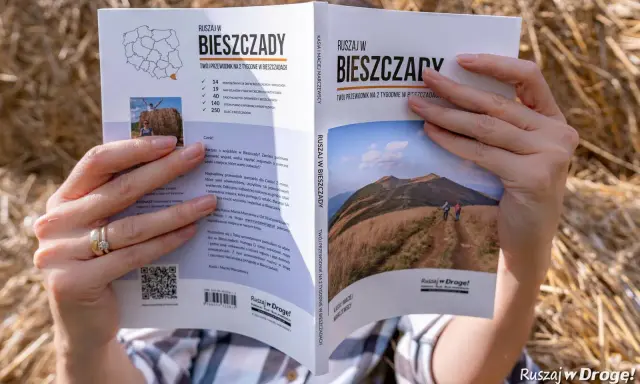Przewodnik "Ruszaj w Bieszczady" pełen ciekawostek, map i porad na 2 tygodnie. Idealny na fascynującą przygodę w górach.