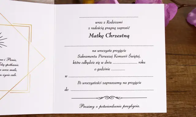 Zaproszenie na Komunię Świętą dla Matki Chrzestnej. Jak podpisać kopertę na chrzest? Elegancka kartka z miejscem na datę i godzinę uroczystości.