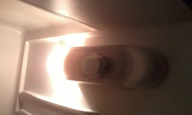 Wnętrze lodówki Whirlpool, widoczny uchwyt żarówki. Dowiedz się, jak wymienić żarówkę w lodówce Whirlpool.