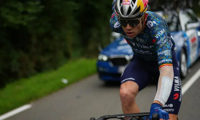 Van Aert kämpft sich auf seinem Rad durch die Landschaft, die Bandagen an seinem Arm zeugen von seinem Kampfgeist.