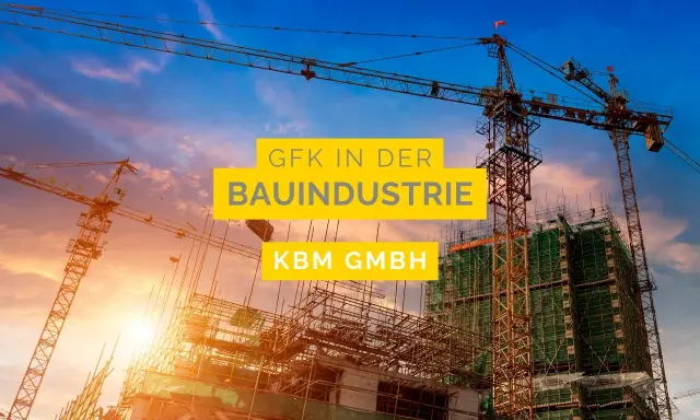 Baustelle mit Kränen im Sonnenuntergang. Gelbe Textfelder: "GFK IN DER BAUINDUSTRIE" und "KBM GMBH". GFK Erfahrungen in der Bauindustrie.