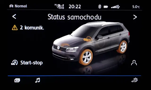 Na ekranie samochodu widoczny jest żółty wykrzyknik w trójkącie, informujący o 2 komunikatach.