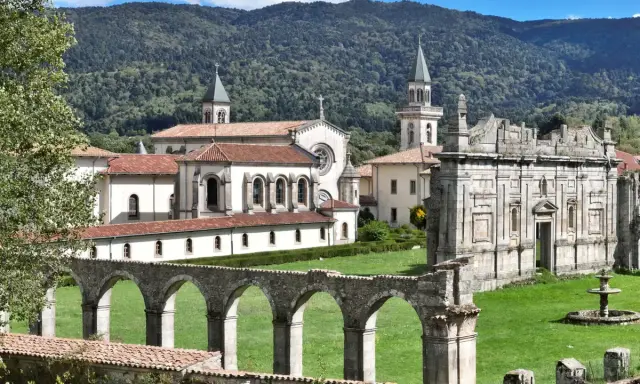 Serra San Bruno: cosa vedere? L'imponente Certosa di Santo Stefano, con i suoi chiostri, giardini e la chiesa, incastonata tra le montagne calabresi.