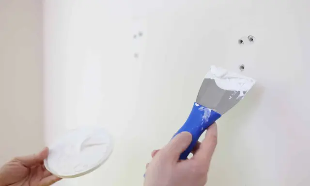 Maintenant, je vais reboucher ce trou dans le mur avec de l'enduit.
