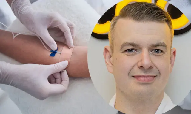Doświadczony lekarz nadzoruje podanie kroplówki nawadniającej.