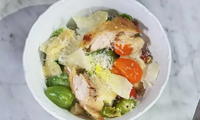En härlig caesarsallad med kyckling, parmesan och en krämig caesarsallad dressing.