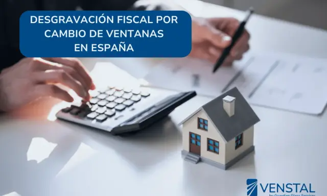 Man calculating finances for home improvements. Se puede desgravar el cambio de ventanas en España.