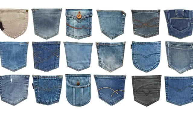 En samling av olika sorters fickor i denim och andra tyger, med varierande sömmar och detaljer.