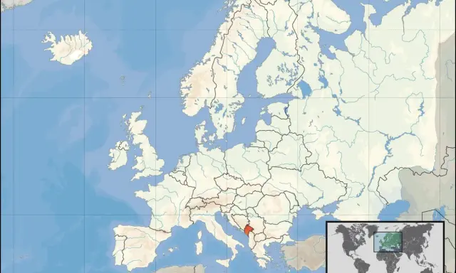 Mapa Europy z zaznaczoną Czarnogórą. Gdzie jest Czarnogóra? W południowo-wschodniej Europie, na Bałkanach.